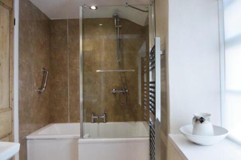 ea4b94bd-BATHROOM.JPG