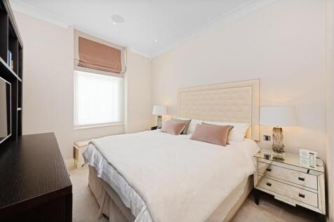 Flat 1, 22 Buckingham Gate Hi-9.jpg