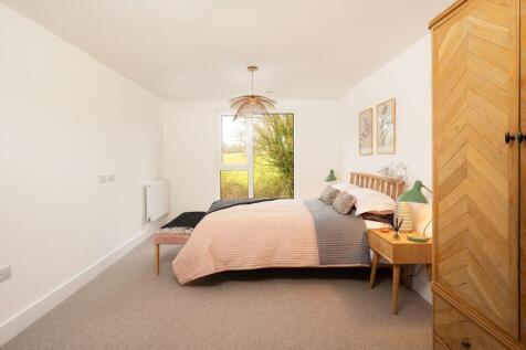 Principal bedroom w/view