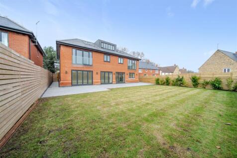 8 Towcester Road, Silverstone