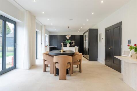 8 Towcester Road, Silverstone