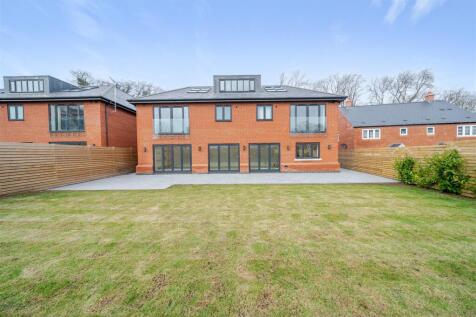 8 Towcester Road, Silverstone