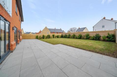 8 Towcester Road, Silverstone