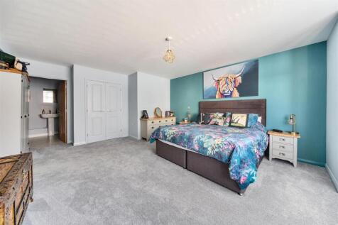 Flat 4, 10 High Street, Gayton