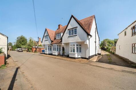 Flat 4, 10 High Street, Gayton