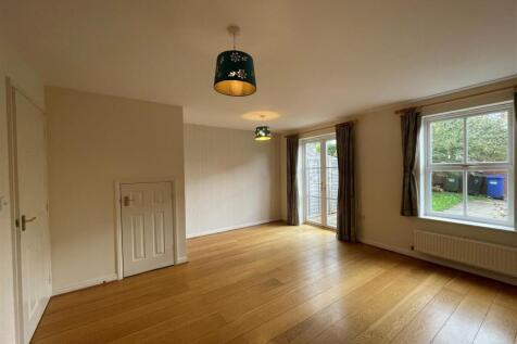 4 Baines Close - Living Room 1.jpg