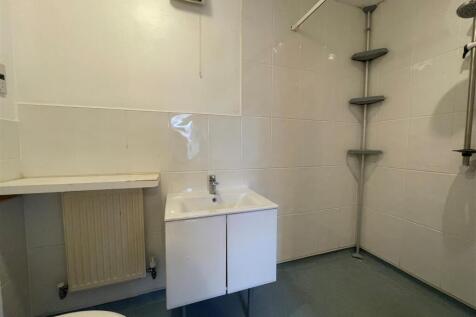 4 Baines Close - En-suite.jpg