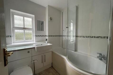 4 Baines Close - Bathroom.jpg