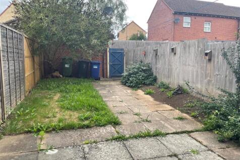 4 Baines Close - Garden 1.jpg