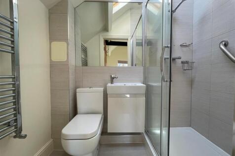 6 Moat Yard - Bed 1 - Ensuite.jpg