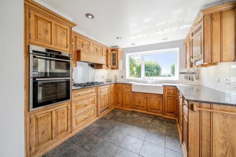 25 Bradden Road, Greens Norton (17).jpg