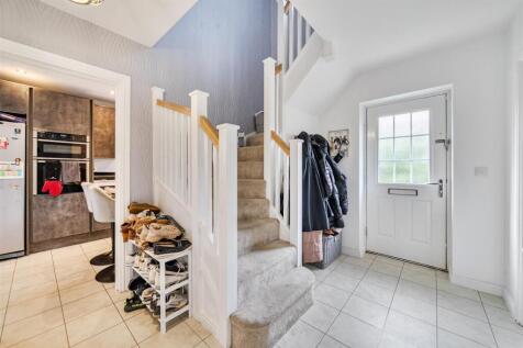 18 Ratcliffe Close, Old Stratford (9).jpg