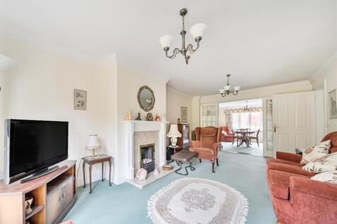 15, Herbert Gardens, Towcester (10) cr.jpg