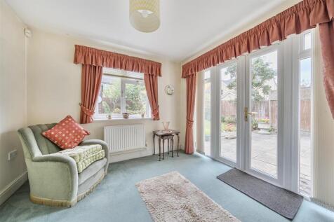 15, Herbert Gardens, Towcester (1).jpg