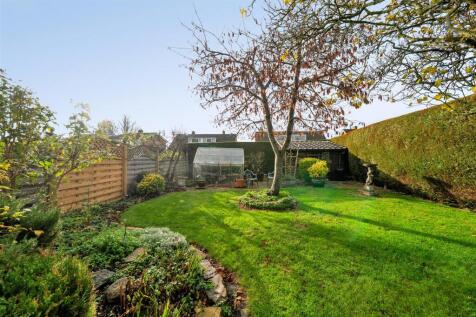 1 Bradden Way, Greens Norton (13).JPG