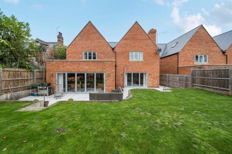 15a Brackley Road, Silverstone