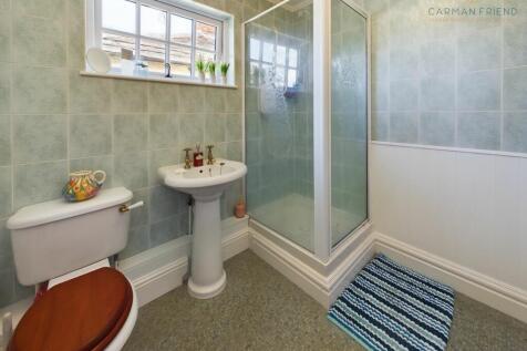 En Suite to Bedroom 1