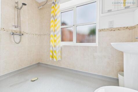 En Suite to Bedroom 4