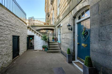 Main Door/Courtyard