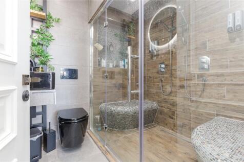 Shower / Steam Room