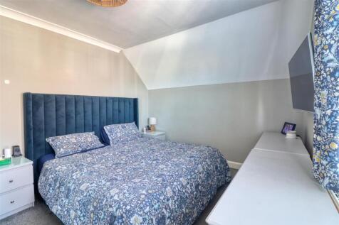 Bedroom 1.jpg