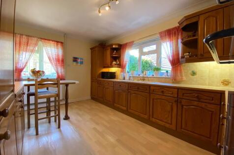 Kitchen B&#39;fast Room