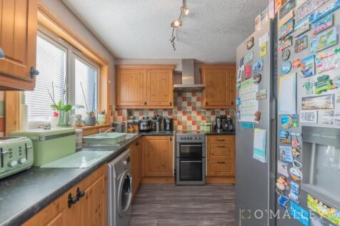 12. Kitchen 1.jpg