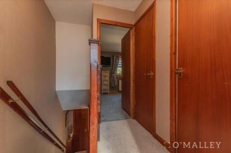 16. Upstairs Hallway.jpg