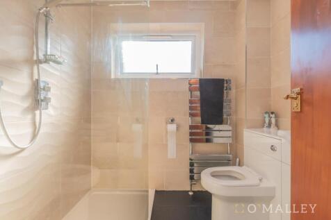 23. Bathroom 1.jpg