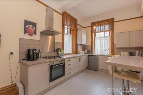13. Kitchen 1.jpg