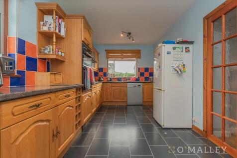16. Kitchen 1.jpg