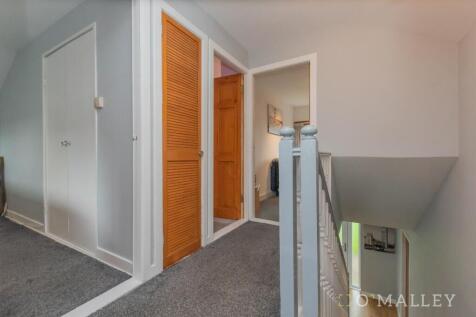 20. Upstairs Hallway.jpg