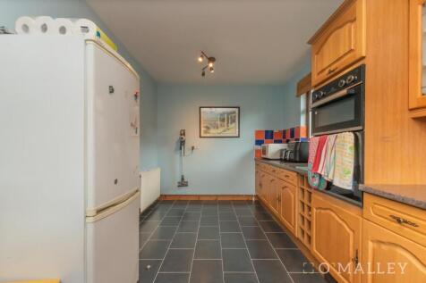 18. Kitchen 3.jpg