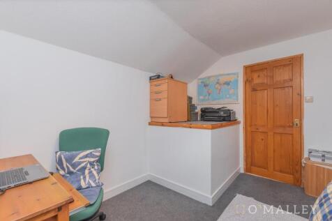 27. Bedroom 3 2.jpg
