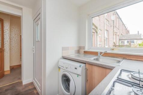 10. Kitchen 2.jpg