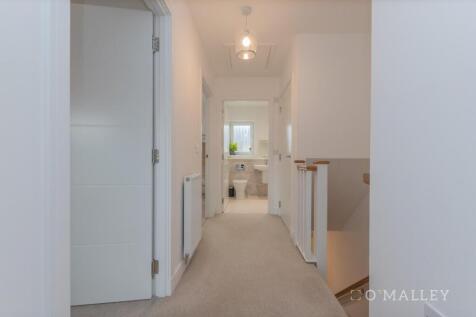 16. Upstairs Hallway 1.jpg