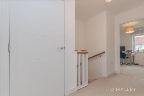 17. Upstairs Hallway 2.jpg