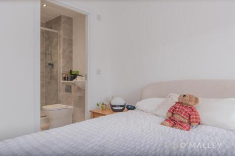 21. Bedroom 1 4.jpg