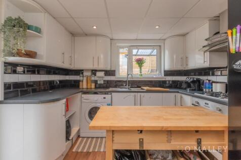 11. Kitchen 2.jpg