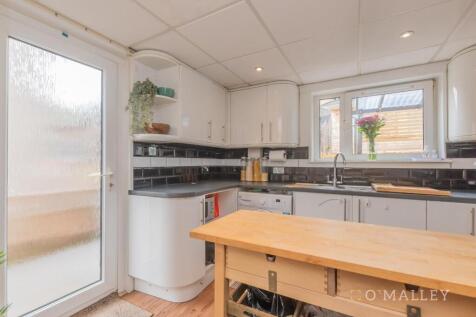 12. Kitchen 3.jpg