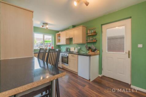 11. Kitchen 1.jpg
