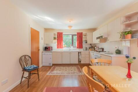 13. Kitchen 2.jpg