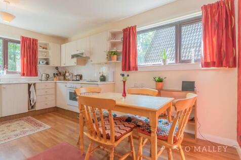 14. Kitchen 3.jpg