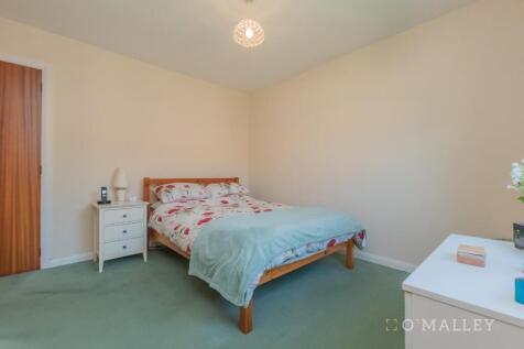 20. Bedroom 1 2.jpg