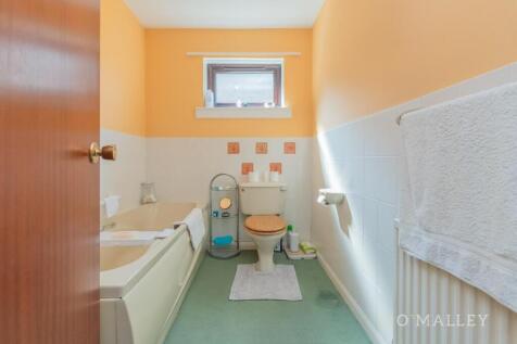 27. Bathroom 1.jpg