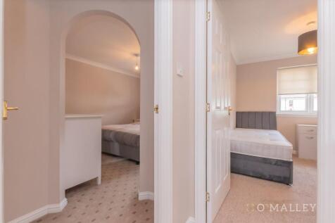 30. Upstairs Hallway 3.jpg