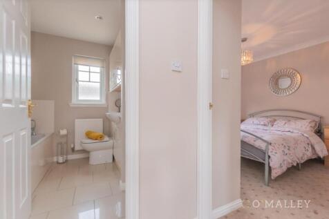 31. Upstairs Hallway 4.jpg