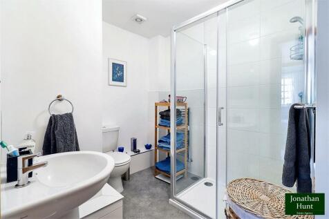 FAMILY SHOWER ROOM