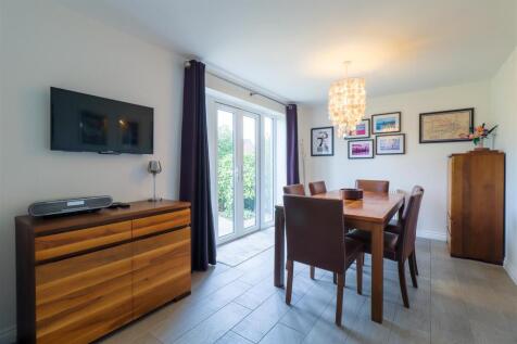KITCHEN /DINING ROOM pic 3