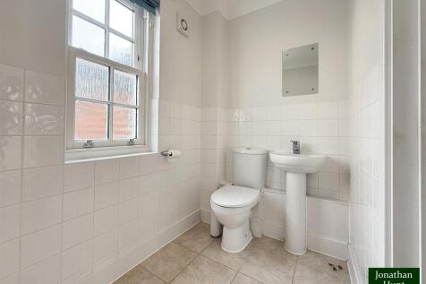 GROUNDFLOOR CLOAKROOM